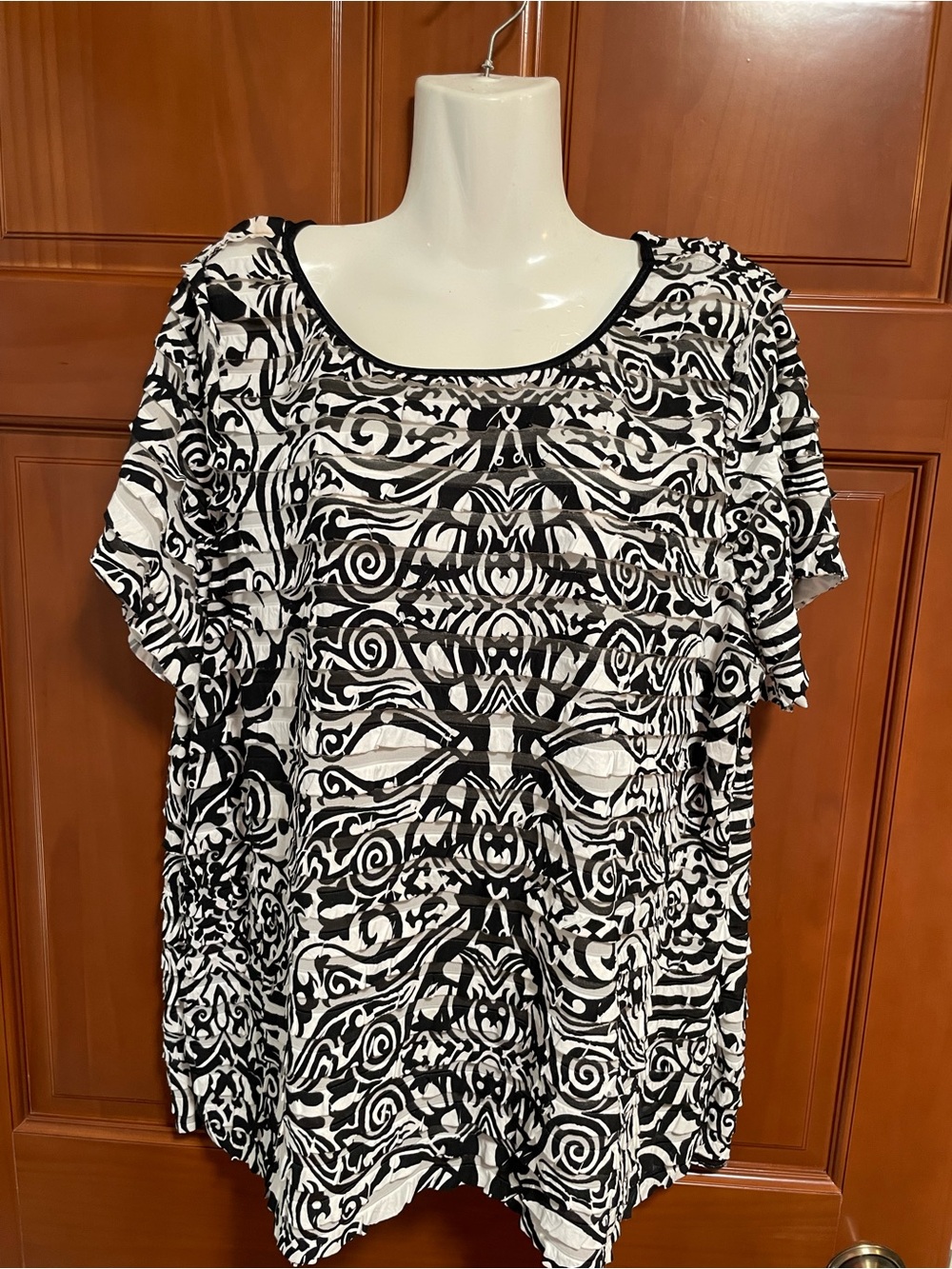 Black & White Scoop Neck Short Sleeve Women's Top